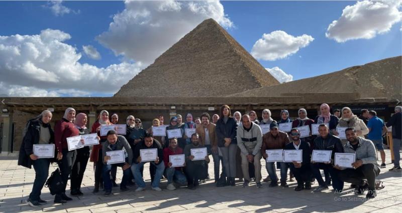جانب من العاملين بمنطقة أهرامات الجيزة