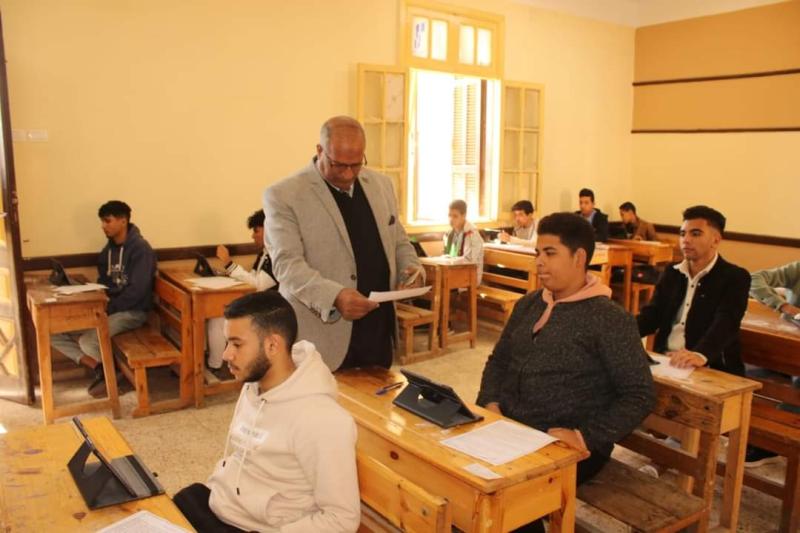 محافظ بني سويف يطمئن على انتظام سير  امتحان الفصل الدراسي الأول لأولى ثانوي  