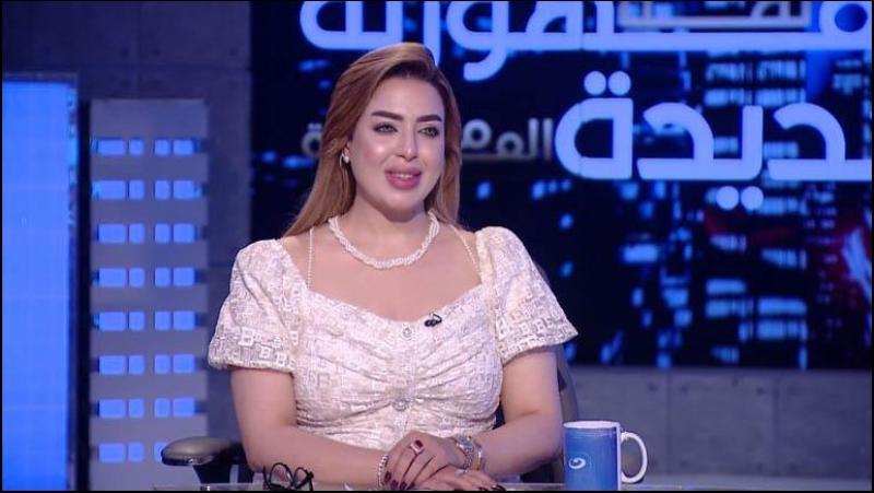 المذيعة منى العمدة