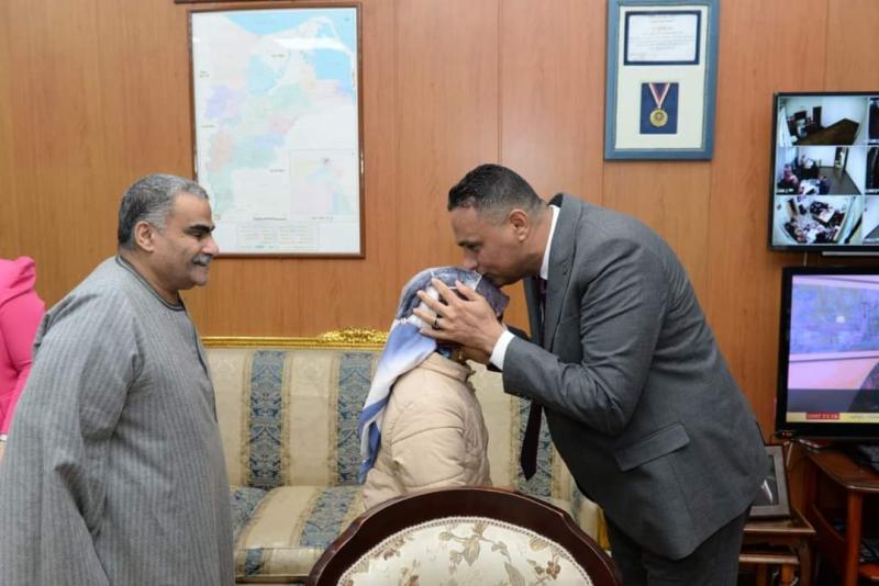 المحافظ يكرم التلميذة الأمينة 