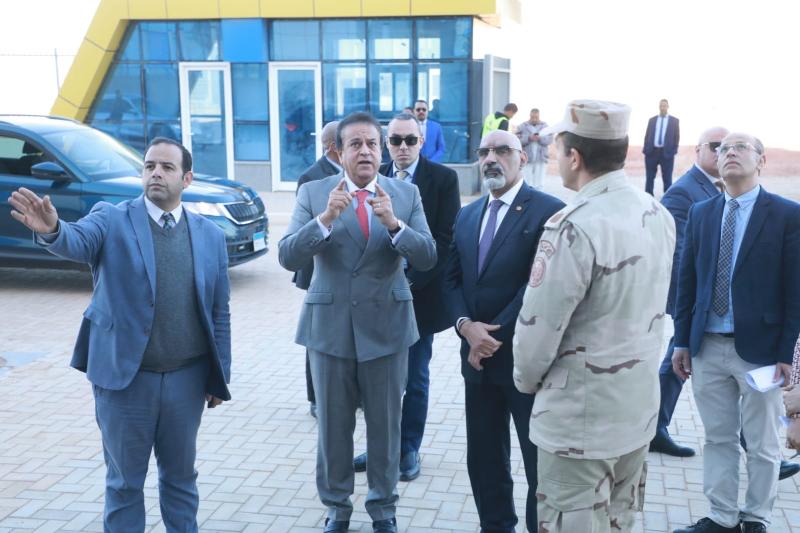 وزير الصحة خلال تفقده لمستشفى  التأمين الصحي بالعاصمة الإدارية الجديدة
