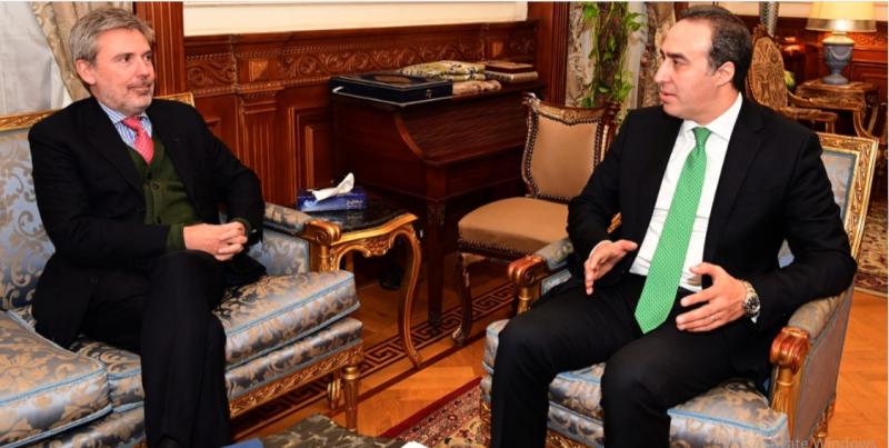  المستشار أحمد مناع أمين عام مجلس النواب وميكيلي كواروني سفير إيطاليا