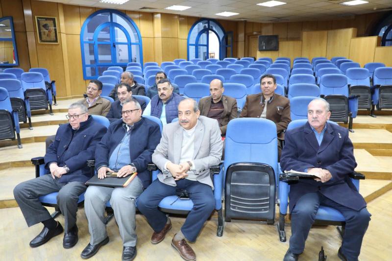 نائب محافظ المنيا يناقش خطة المحافظة الشاملة لمواجهه الأزمات والأخطار الناتجة عن السيول