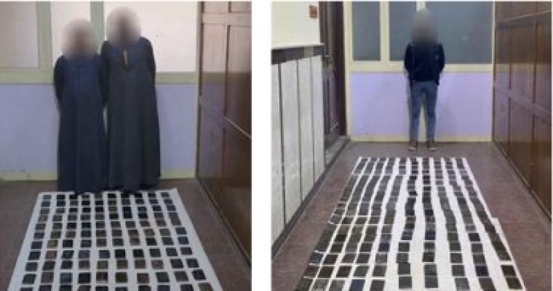 المتهمون وبحوزتهم المضبوطات
