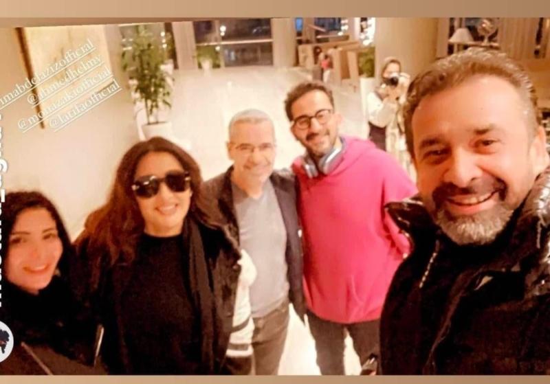 صورة جماعية لمنى زكي 