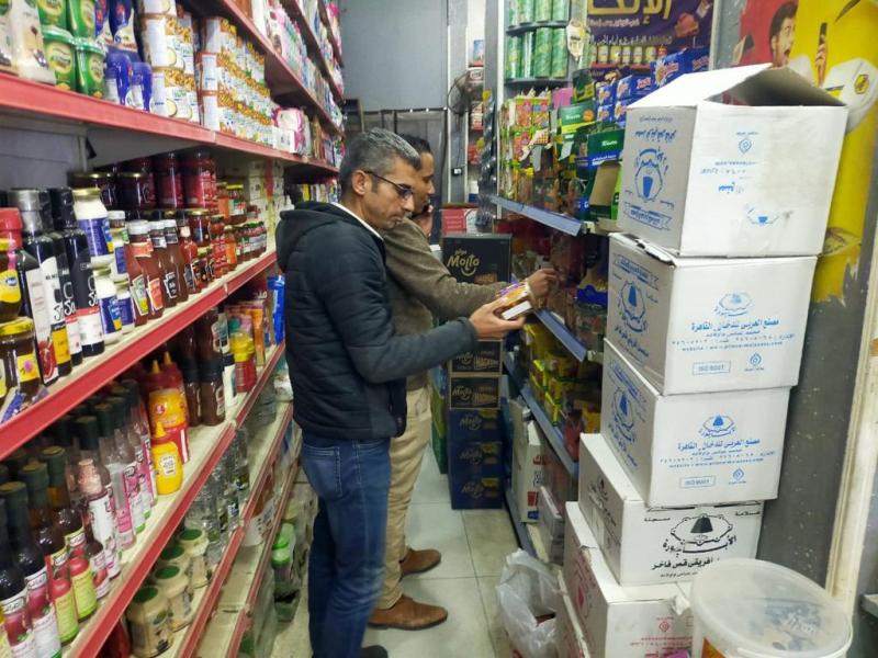  حملة مكبرة على الأسواق والمحلات بمركز العدوة بالمنيا