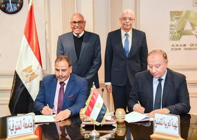 جانب من التوقيع 
