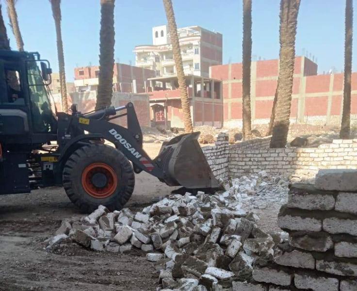 ازاله حالتين تعدى فى المهد على الاراضى الزراعيه بالفشن بنى سويف 