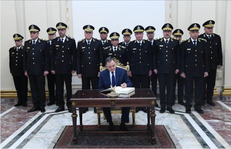 وزير الداخلية واعضاء المجلس الاعلى للشرطة يسجلون كلمة شكر للرئيس السيسي