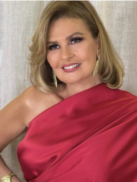 الفنانة يسرا