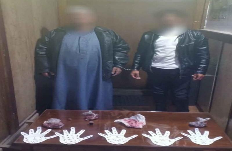 المتهمين بأعمال الدجل وبحوزتهم الأدوات المستخدمة في النصب