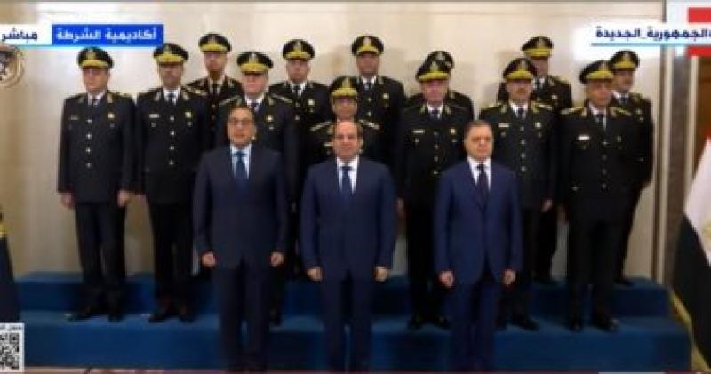 الرئيس السيسي يلتقط صورة تذكارية مع أعضاء المجلس الأعلى للشرطة