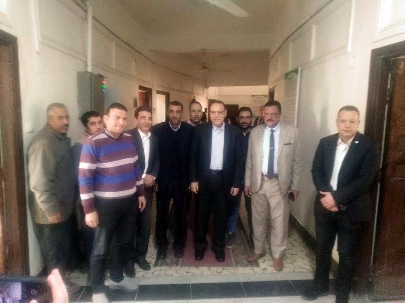 محافظ الشرقية يتابع العاملين بالديوان العام 