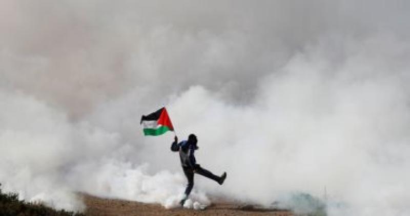 فلسطيني وسط الدخان