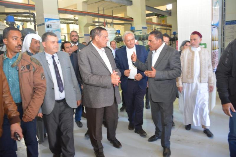 وزير التنمية المحلية ومحافظ مطروح داخل محطة تحلية مياه البحر بالرميلة