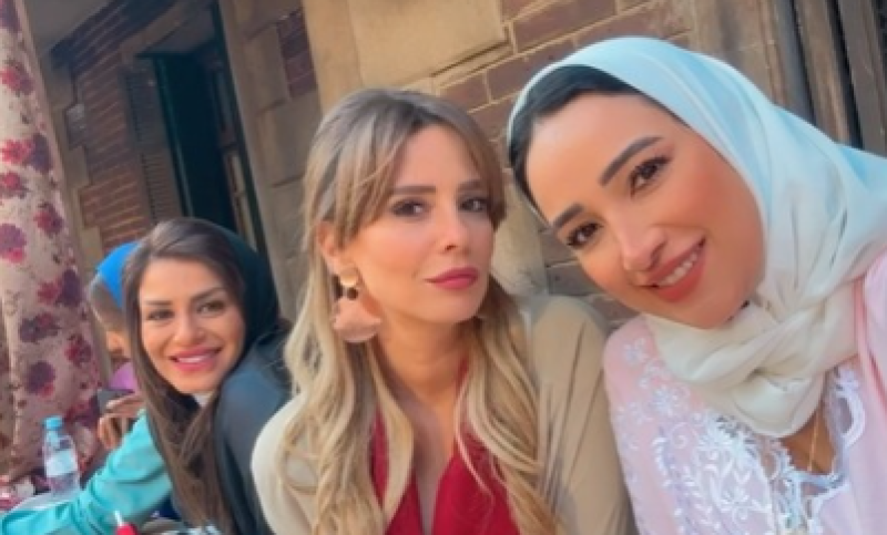 دعاء حكم مع ايمان العاصى ومنة فضالى