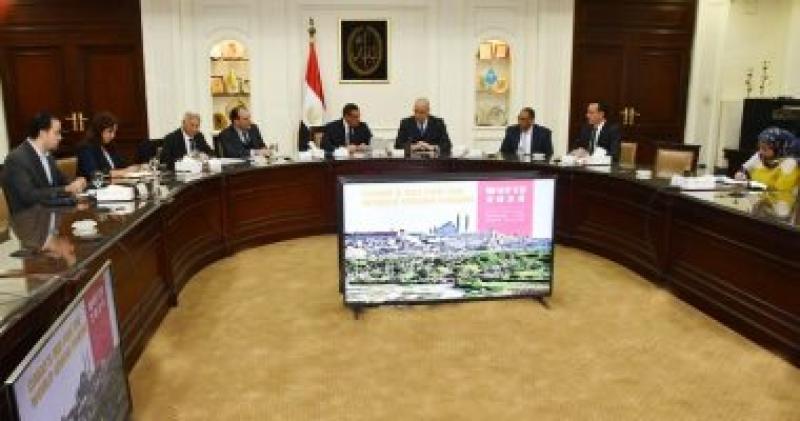 وزيرا الاسكان والتنمية المحلية خلال اللقاء