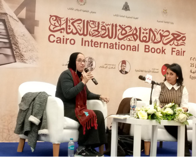 ماجدة منصور أستاذة الأدب الإنجليزي والمقارن بجامعة عين شمس والصحفية نسمة تليمة خلال الندوة