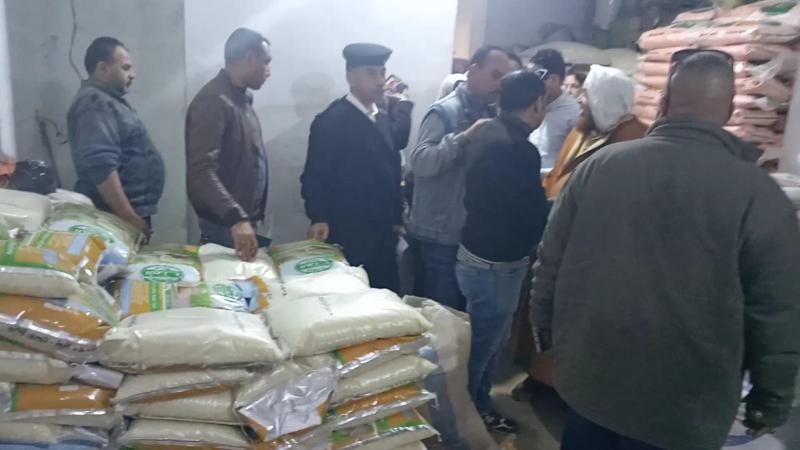 محافظة الجيزة تضبط مخزن بحوزته ٥.٥ طن اعلاف دواجن وأرز ودقيق بغرض التخزين والاحتكار بالعمرانية
