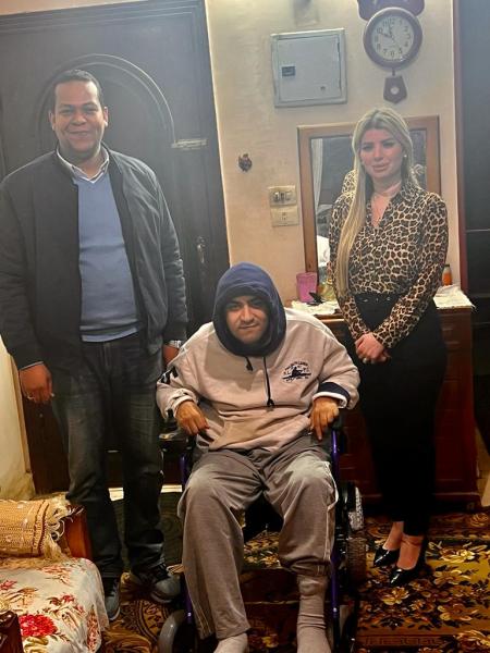  كرسي كهربائي متحرك لإحدى الشباب 