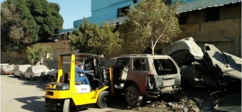 جانب من حملة إزالة السيارات المتهالكة