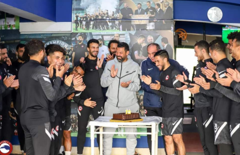 لاعبو فيوتشر يحتفلون بناصر ماهر 