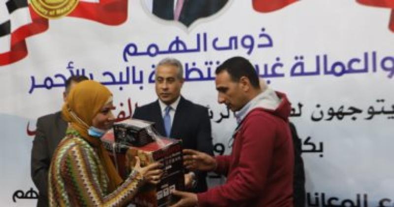 وزير القوى العاملة يسلم ماكينات تفصيل للشباب