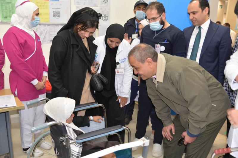محافظ الإسماعيلية يطمئن على الأطفال المصابين بحادث انقلاب سيارة نصف نقل بوصلة أبوسلطان 