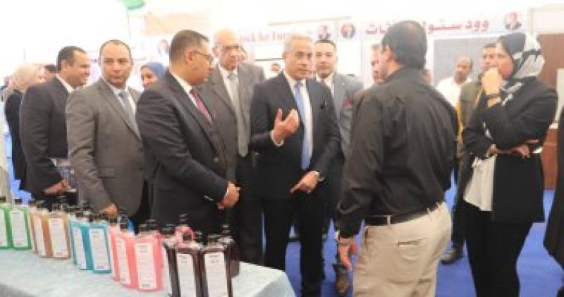 وزير القوى العاملة يتفقد مجمع مصانع في البحر الأحمر