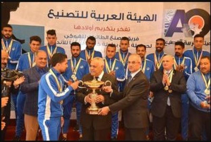 فريق الهوكي بنادي مصنع الطائرات يفوز بالدوري الممتاز