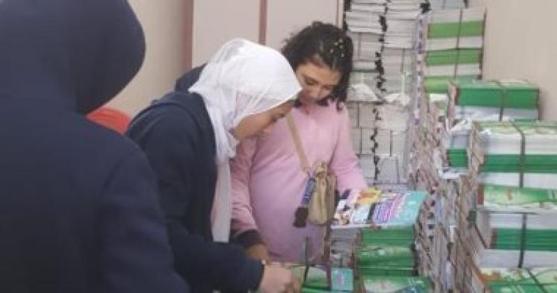 تسليم الكتب للطلاب في مدارس الجيزة