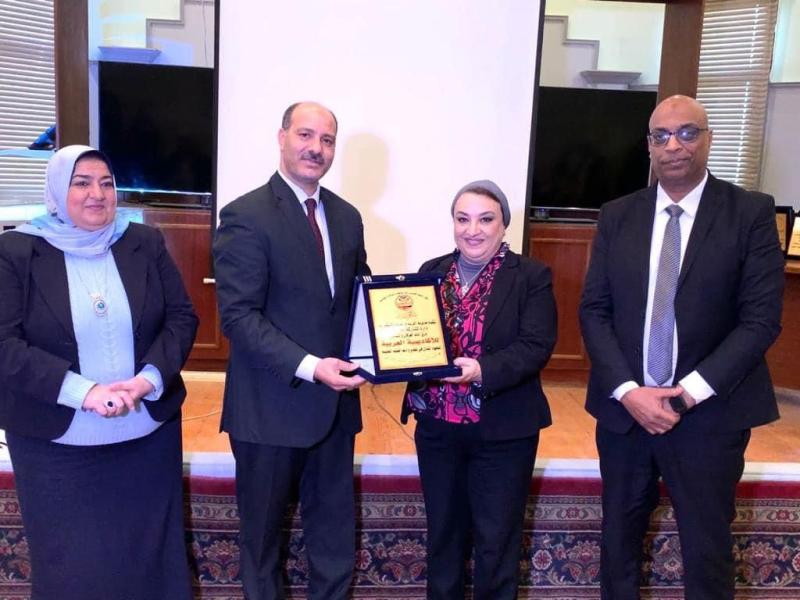 التربية والتعليم بالإسكندرية تهدي درع التميز في المشاركة المجتمعية لرئيس الأكاديمية العربية