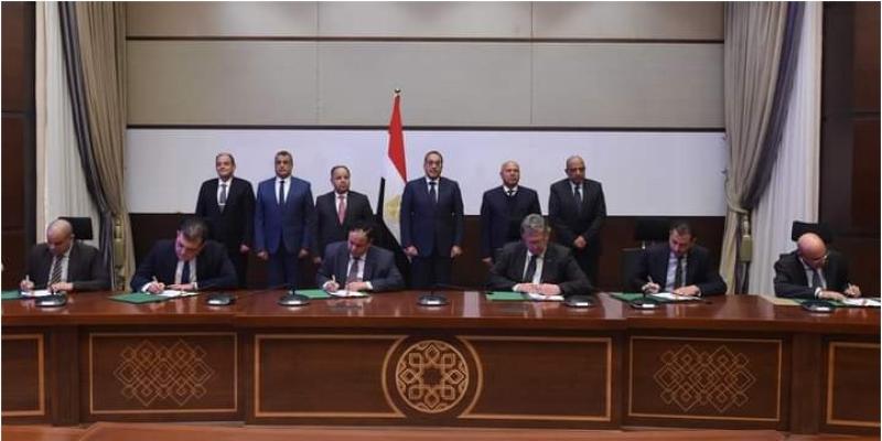 رئيس الوزاء يشهد توقيع  ثلاث اتفاقيات إطارية لتصنيع السيارات