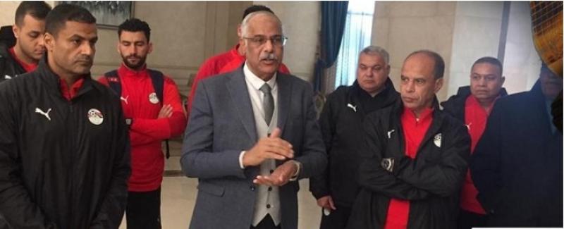 جمال علام وحلمي مشهور يساندان لاعبي منتخب الشباب قبل افتتاح أمم افريقيا