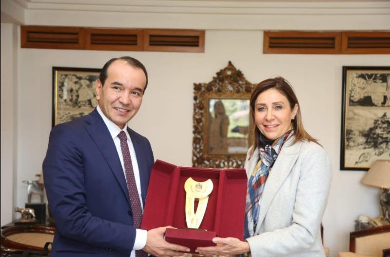 نيفين الكيلاني ونظيرها الأوزبكستاني نزاربيكوف أحمدوفيتش
