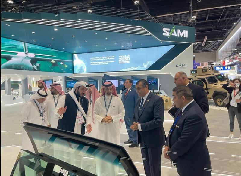 وزير الانتاج الحربي يتفقد جناح الامارات في معرض الدفاع idex 23