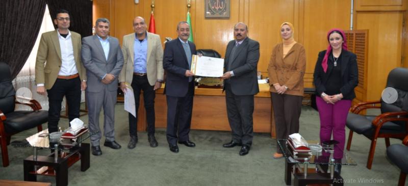 محافظ الاسماعلية خلال استقبالة وفد الشركة القابضة لمياه الشرب والصرف الصحي بالقاهرة