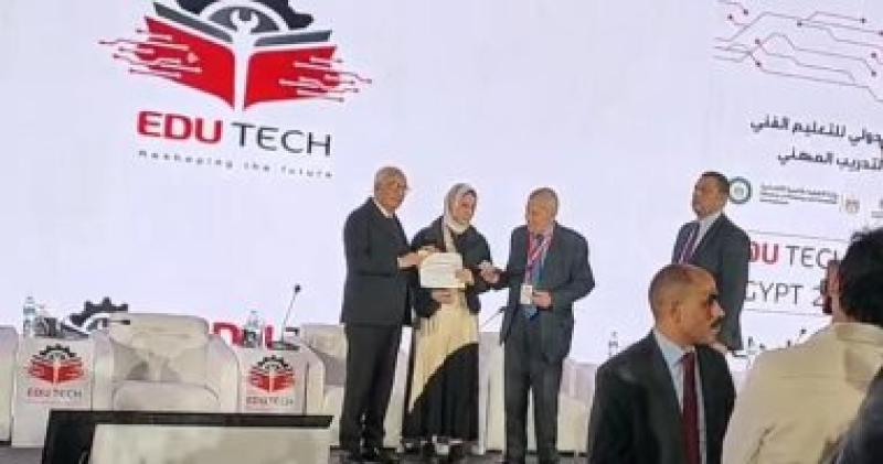 تكريم وزير التربية والتعليم الأوائل