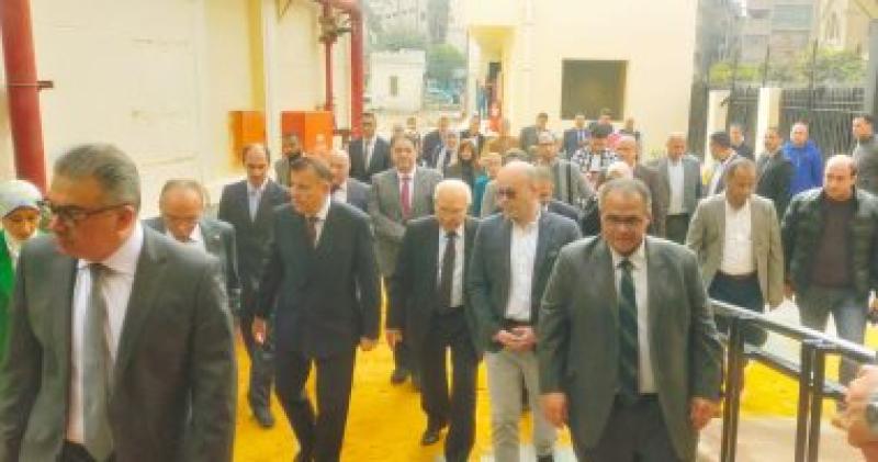 رئيس جامعة عين شمس يفتتح قاعات الدراسات العليا بكلية الطب