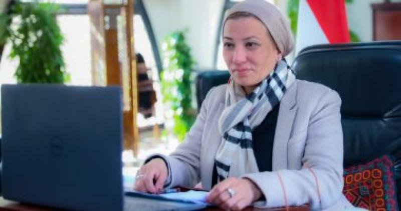 وزيرة البيئة خلال اجتماع رجال الاعمال
