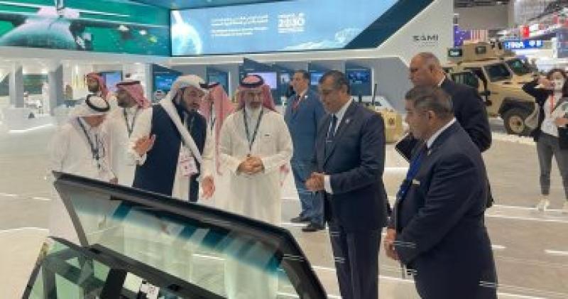 وزير الإنتاج الحربى يتفقد أجنحة "IDEX 2023"