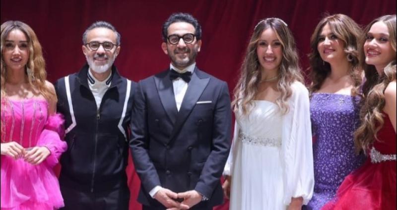 احمد حلمىوسط فريق العمل