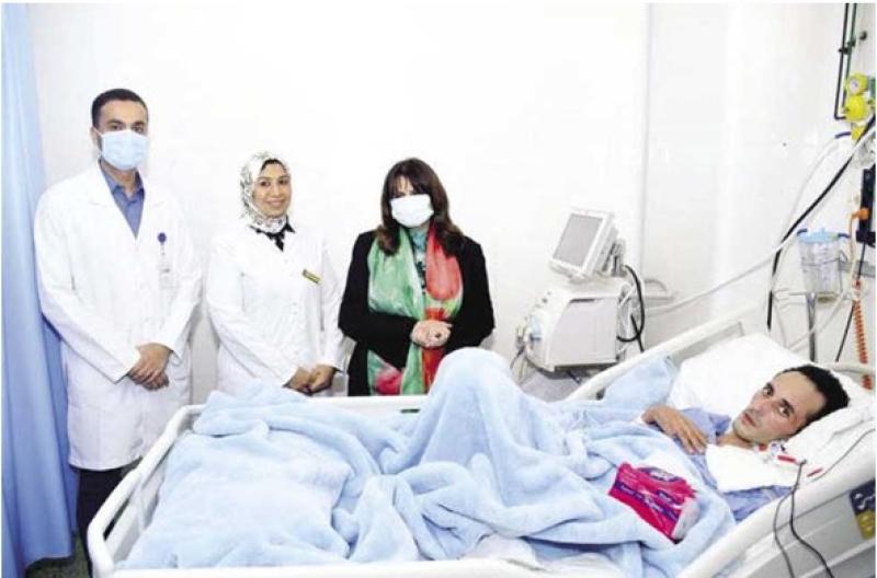 وزيرة الهجرة  تتابع حالة الشاب المصري العائد من موزمبيق