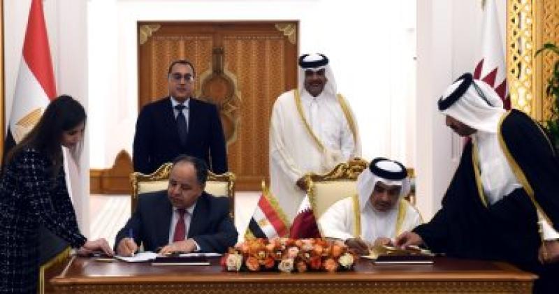 جانب من التوقيع