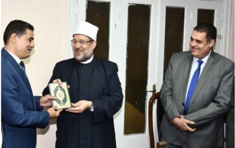 وزير الاوقاف يكرم الأستاذ رأفت الباهي
