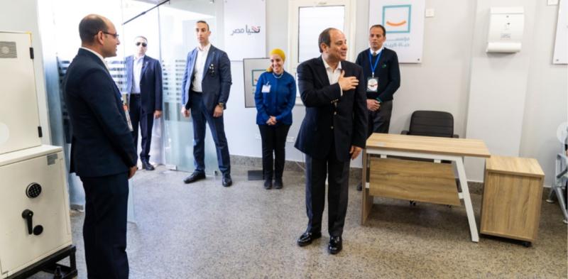 الرئيس السيسى يتفقد مكتب بريد المعصرة بالمنيا