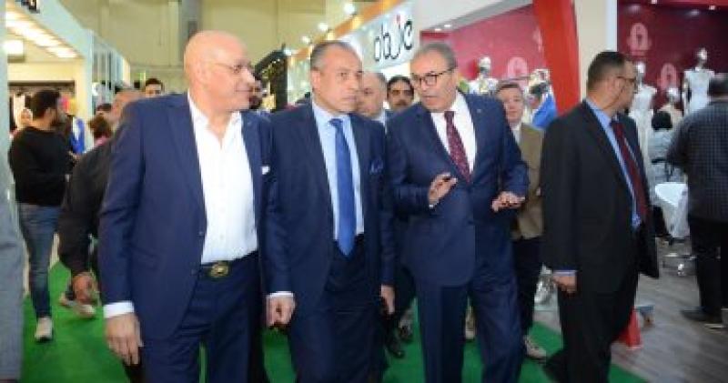 رئيس غرفة الملابس خلال تفقد معرض الملابس الجاهزة