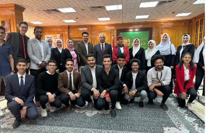 طلاب التربية الفنية