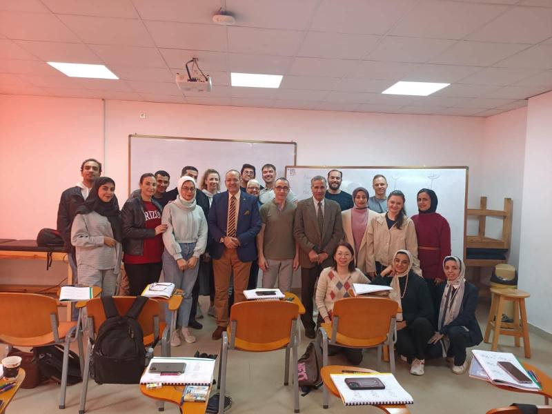 جامعة هليوبوليس تستعرض احدث طرق العلاج العالمية لإعوجاج العمود الفقرى(الجنف)