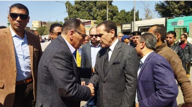 محافظ الشرقية يقدم العزاء للنائب مجدى عاشور